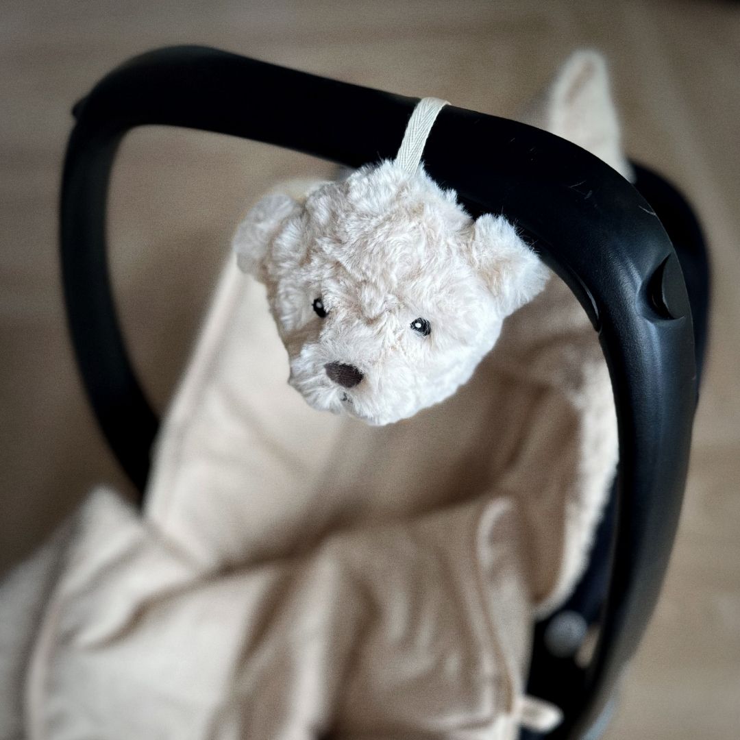 Flow Amsterdam hartslag knuffeltje beer Lou voor onderweg in de kleur beige