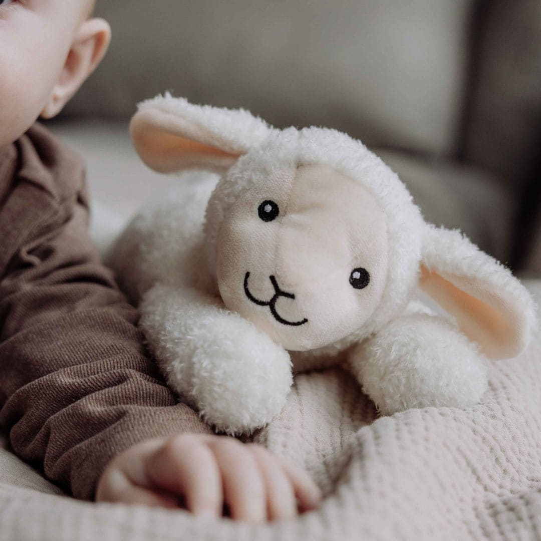Flow Amsterdam hartslagknuffel met white noise knuffel schaap rosie