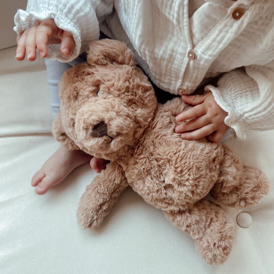 Flow Amsterdam hartslag knuffel beer Lou in de kleur bruin