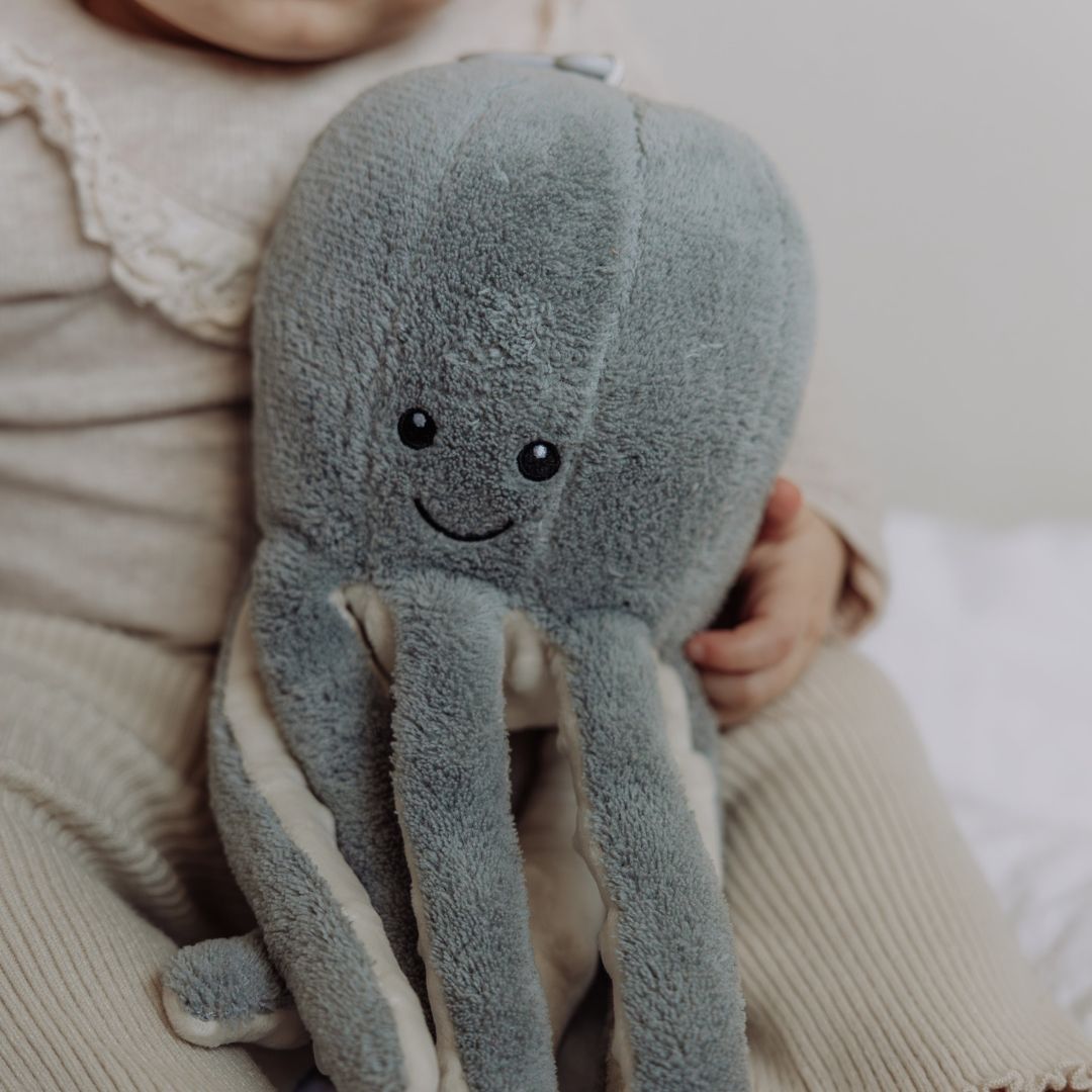 Oplaadbare hartslagknuffel Octopus Olly met huilsensor van Flow Amsterdam in de kleur grijs