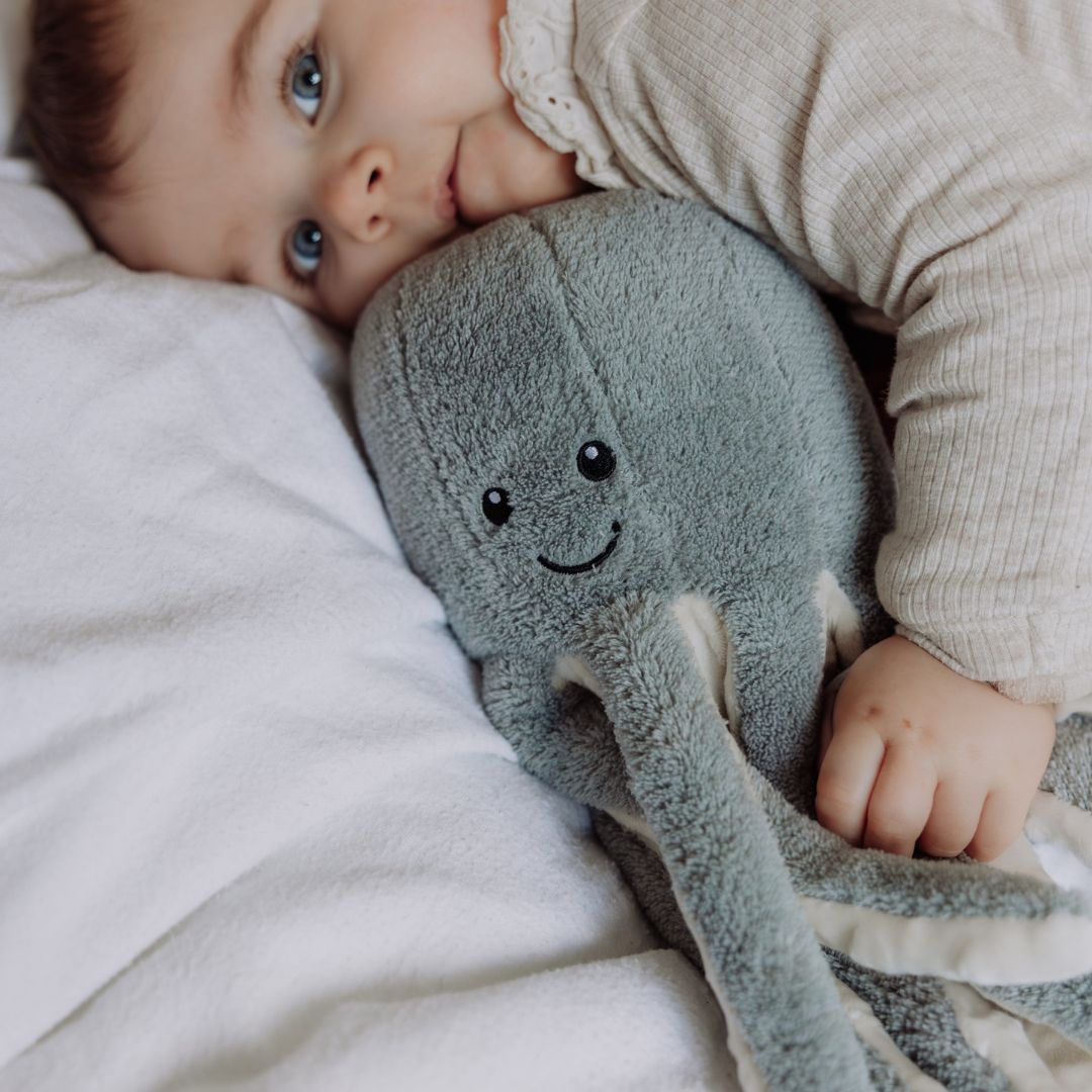 Oplaadbare hartslagknuffel Octopus Olly met huilsensor van Flow Amsterdam in de kleur grijs