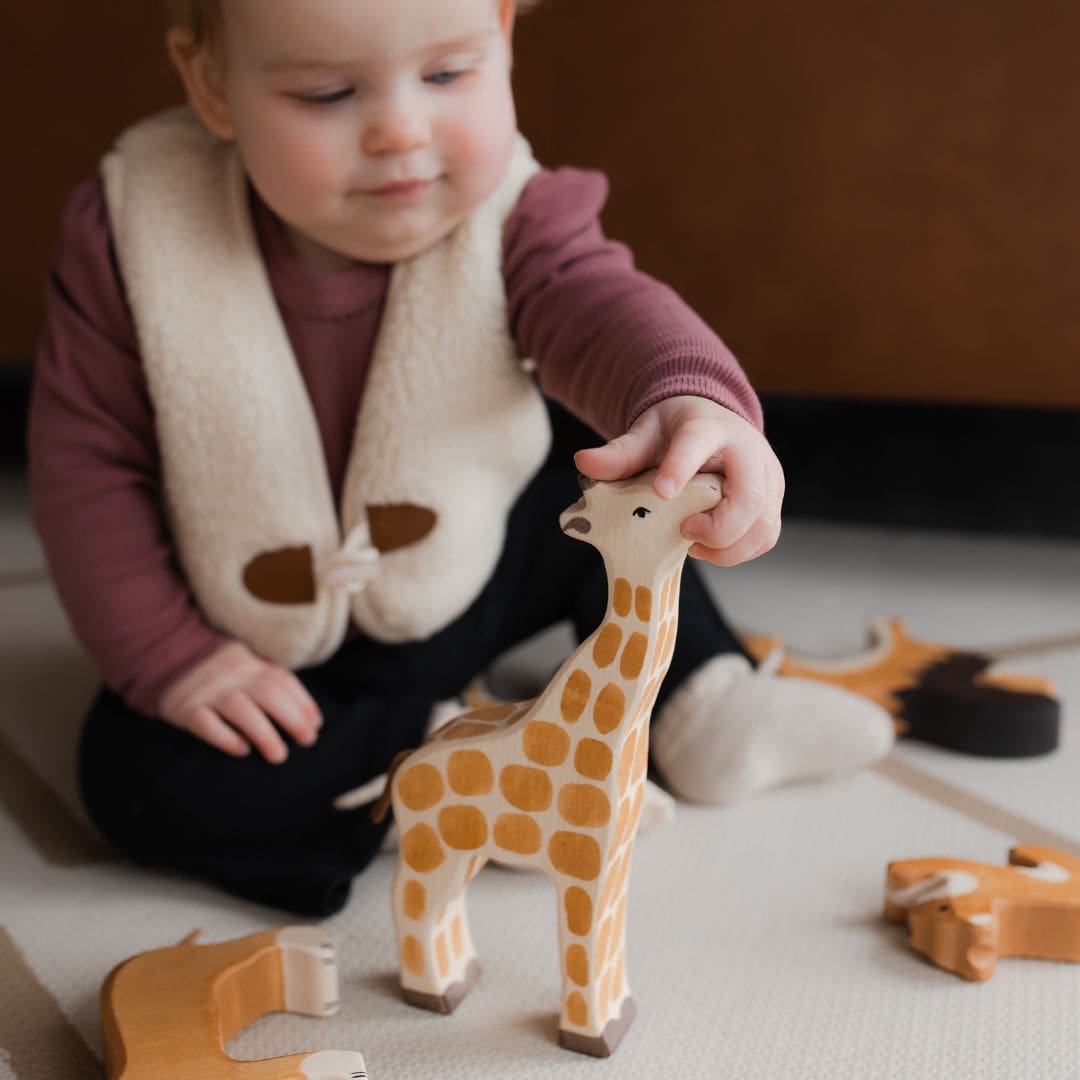 Holztiger giraf van hout met kop omhoog