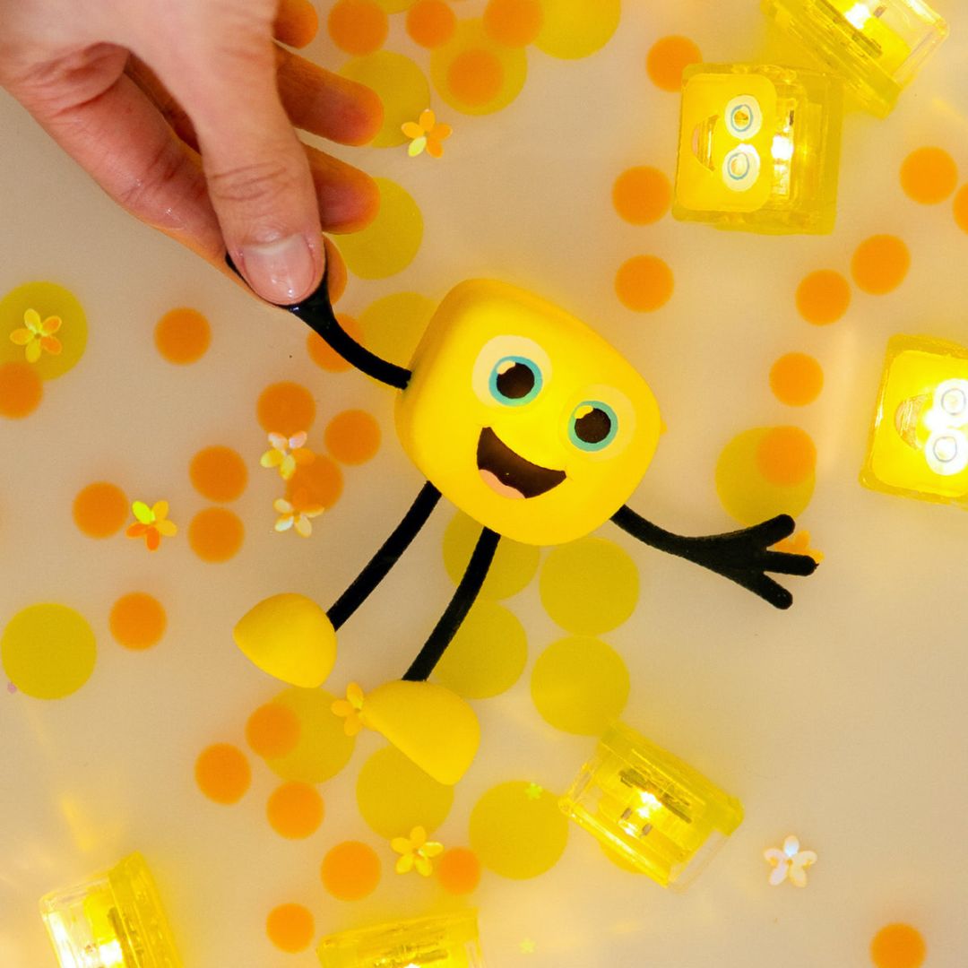 Glo pals light up sensory toy badspeeltje Alex met light up cubes lichtgevende blokjes in de kleur geel