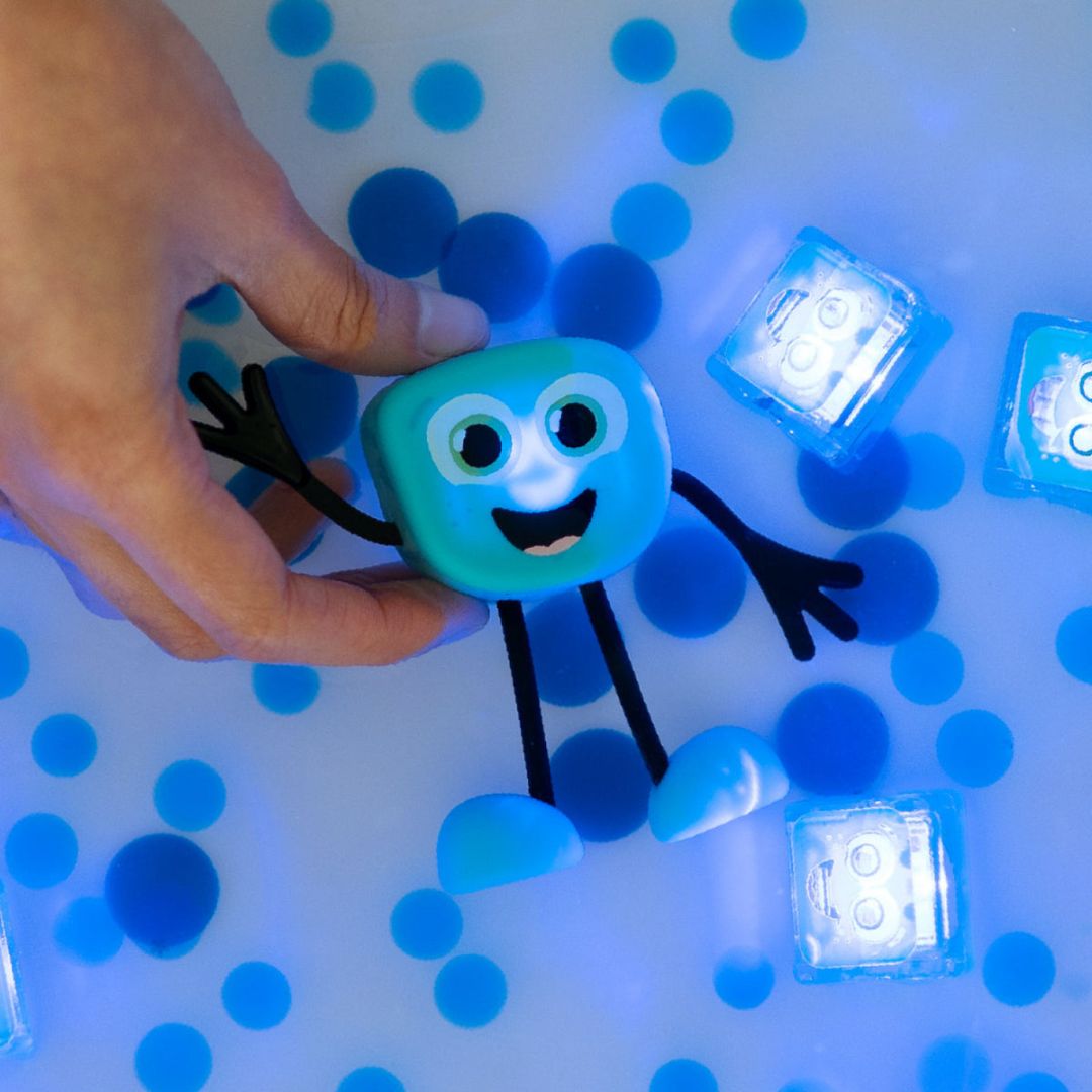 Glo Pals light up sensory toy badspeeltje Blair blauw met lichtgevende light up cubes
