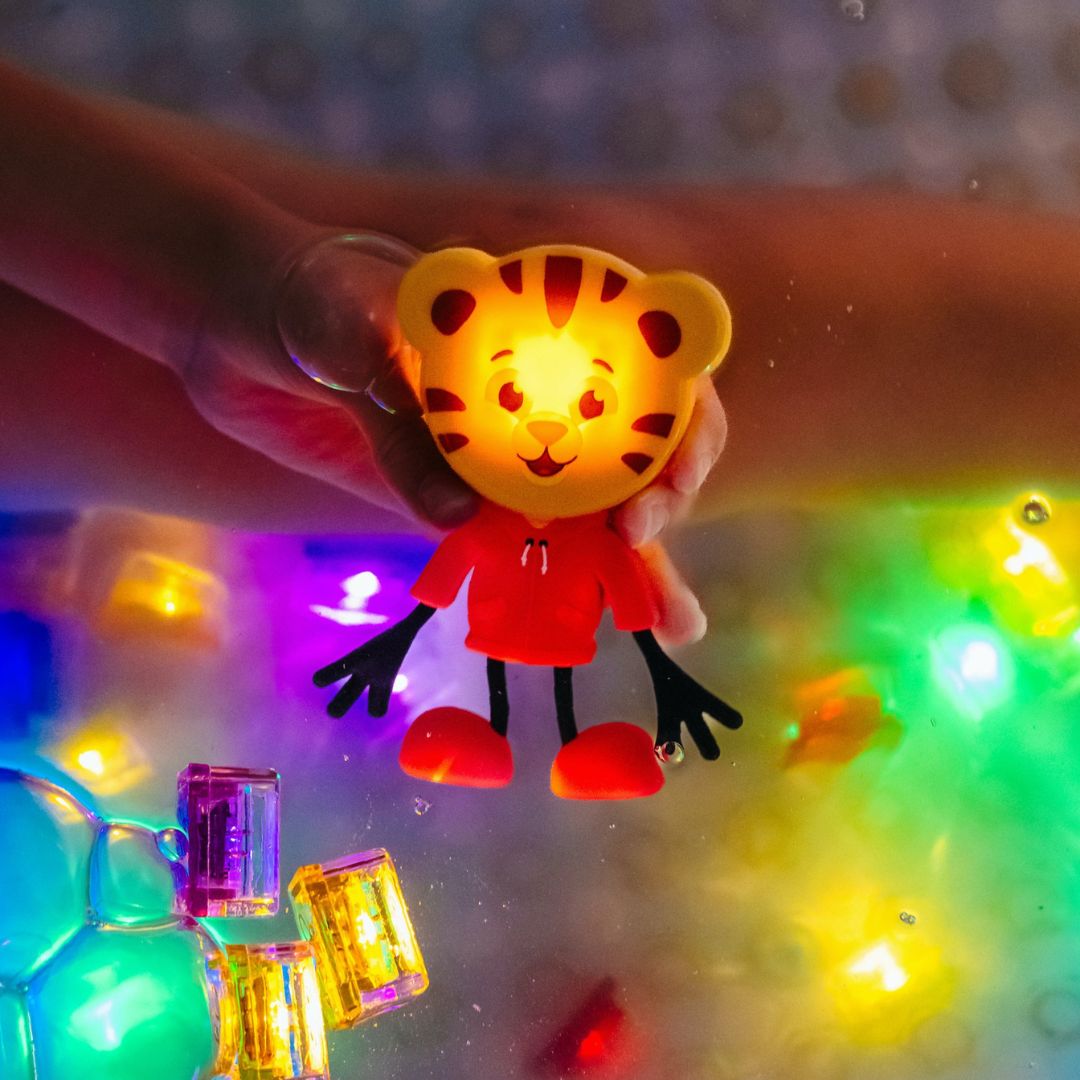Glo pals light up sensory toy badspeeltje Daniel Tiger met light up cubes lichtgevende blokjes in de kleur oranje