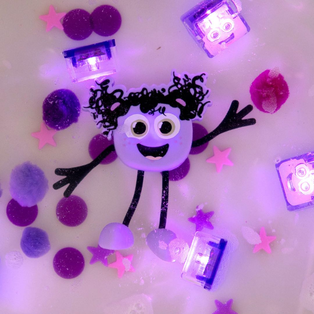 Glo Pals light up sensory toy badspeeltje Lumi met light up cubes lichtgevende blokjes in de kleur paars