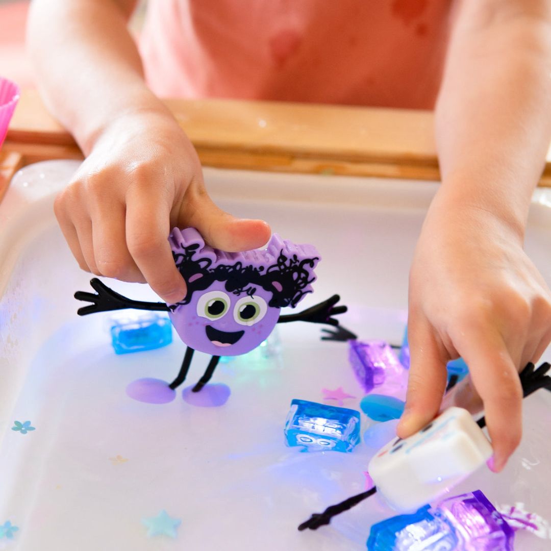 Glo Pals light up sensory toy badspeeltje Lumi met light up cubes lichtgevende blokjes in de kleur paars
