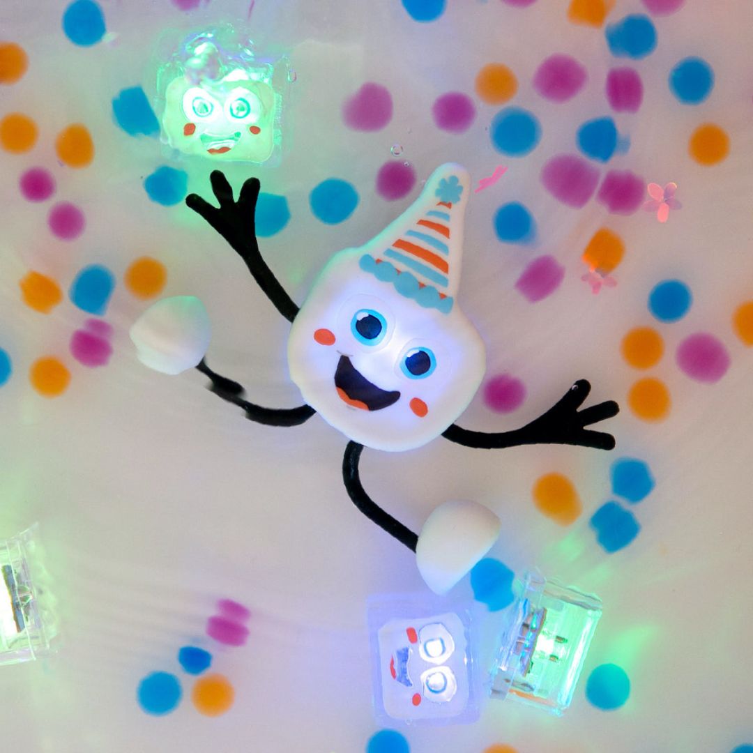 Glo Pals light up sensory toy badspeeltje Party Pal light up cubes lichtgevende blokjes in discokleuren