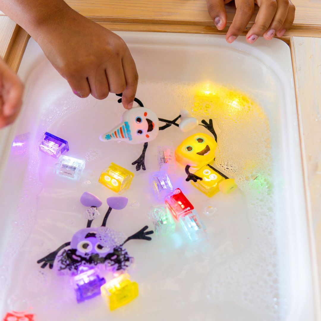 Glo Pals light up sensory toy badspeeltje Party Pal light up cubes lichtgevende blokjes in discokleuren