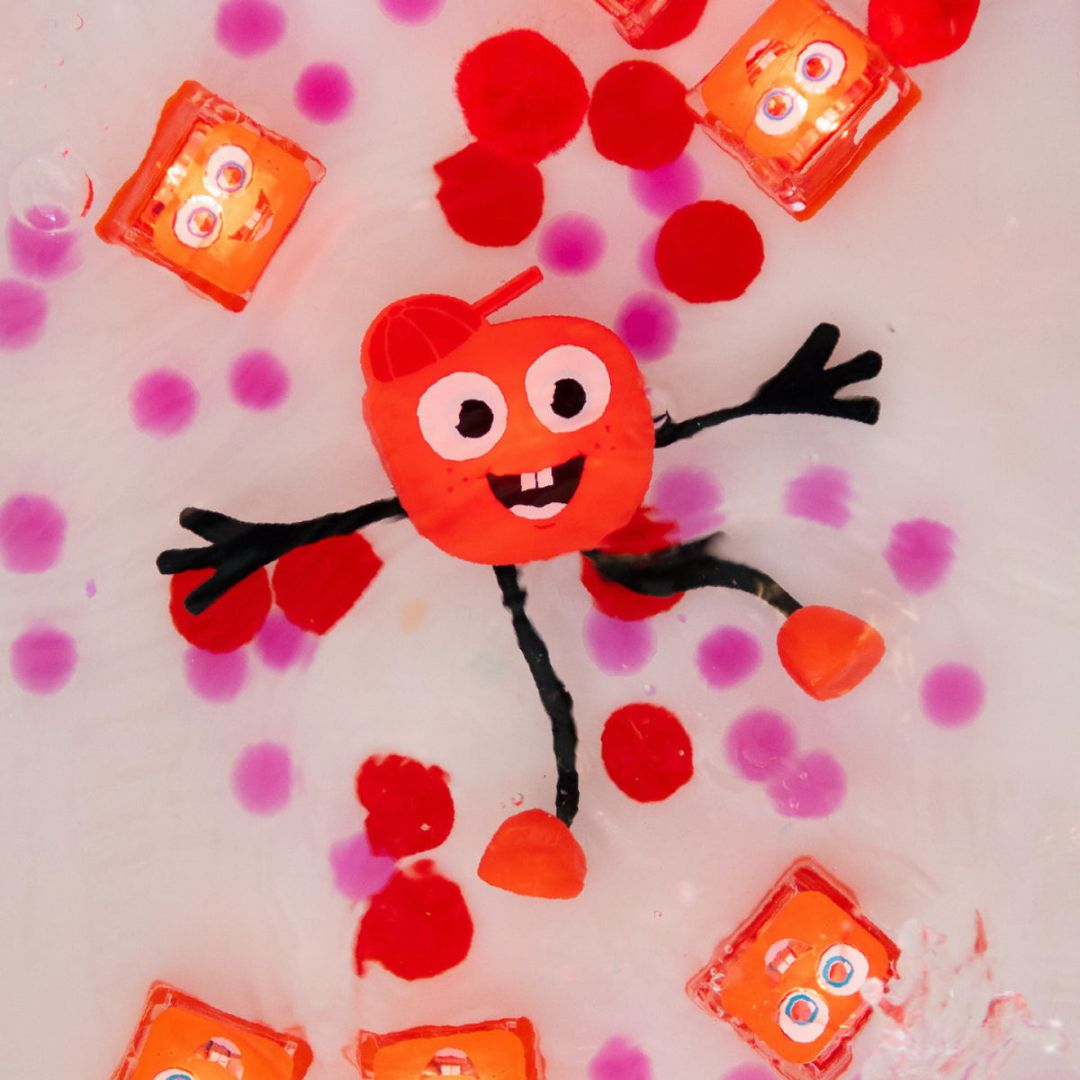 Glo Pals light up sensory toy badspeeltje Sammy met light up cubes lichtgevende blokjes in de kleur rood