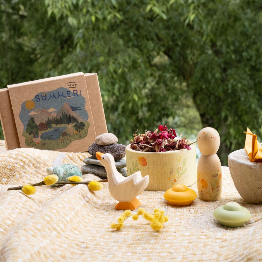 Grapat x Ostheimer seizoensbox met loose parts en houten figuur voor op de seizoenstafel of om mee te spelen