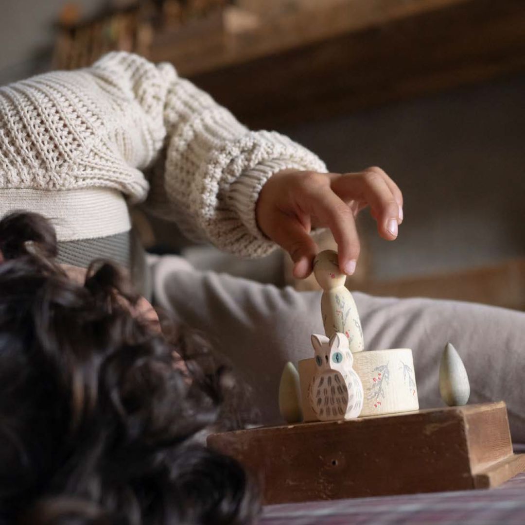 Grapat x Osterheimer hello winter seizoensbox met loose parts en houten figuren voor op de seizoenstafel of om mee te spelen