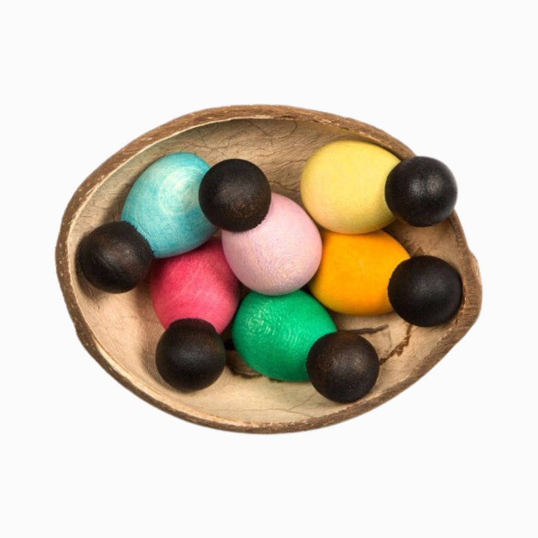 Grapat donkere houten baby nins în een schaal