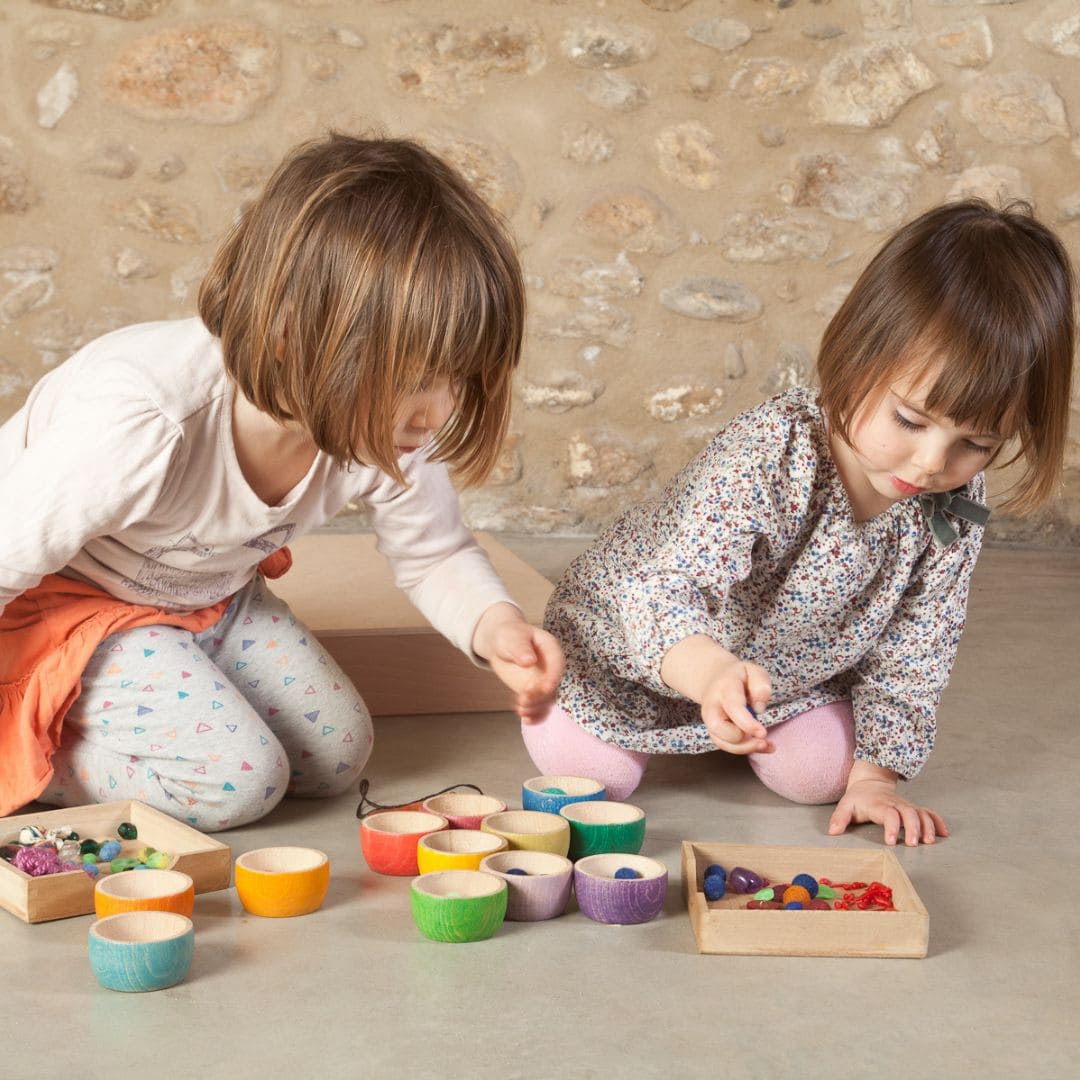 Grapat houten kommen in twaalf kleuren