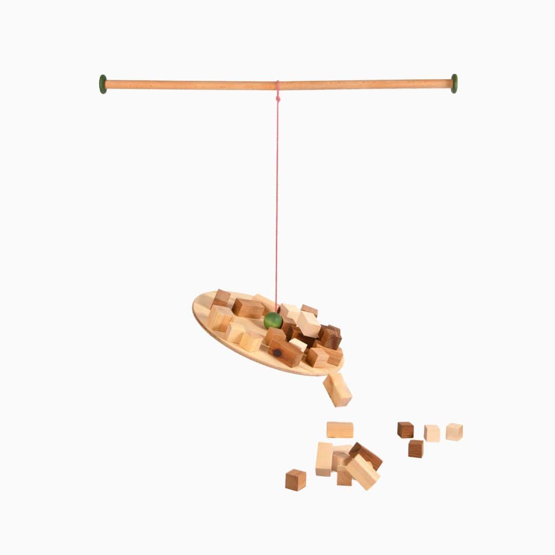 Grapat houten spel The Pendulum met balansbord en houten blokken