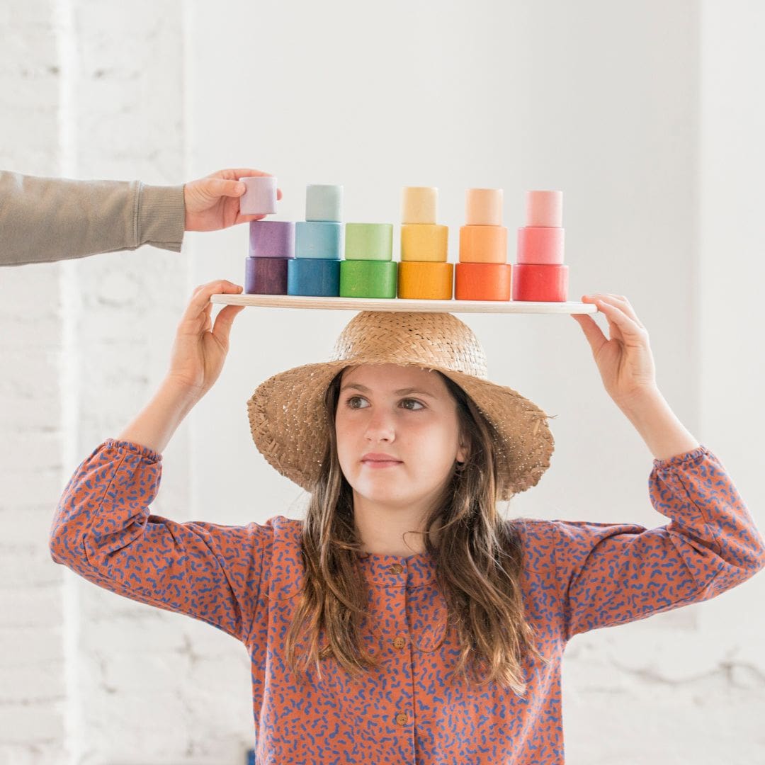 Grapat houten stapelbakjes in regenboogkleuren