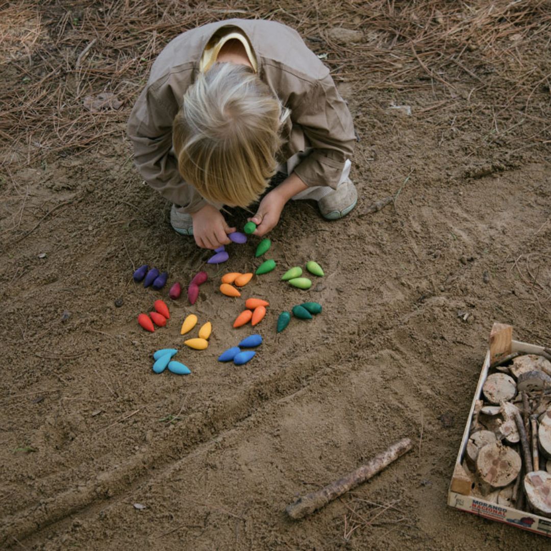 Grapat houten sneeuwvlokken in regenboogkleuren