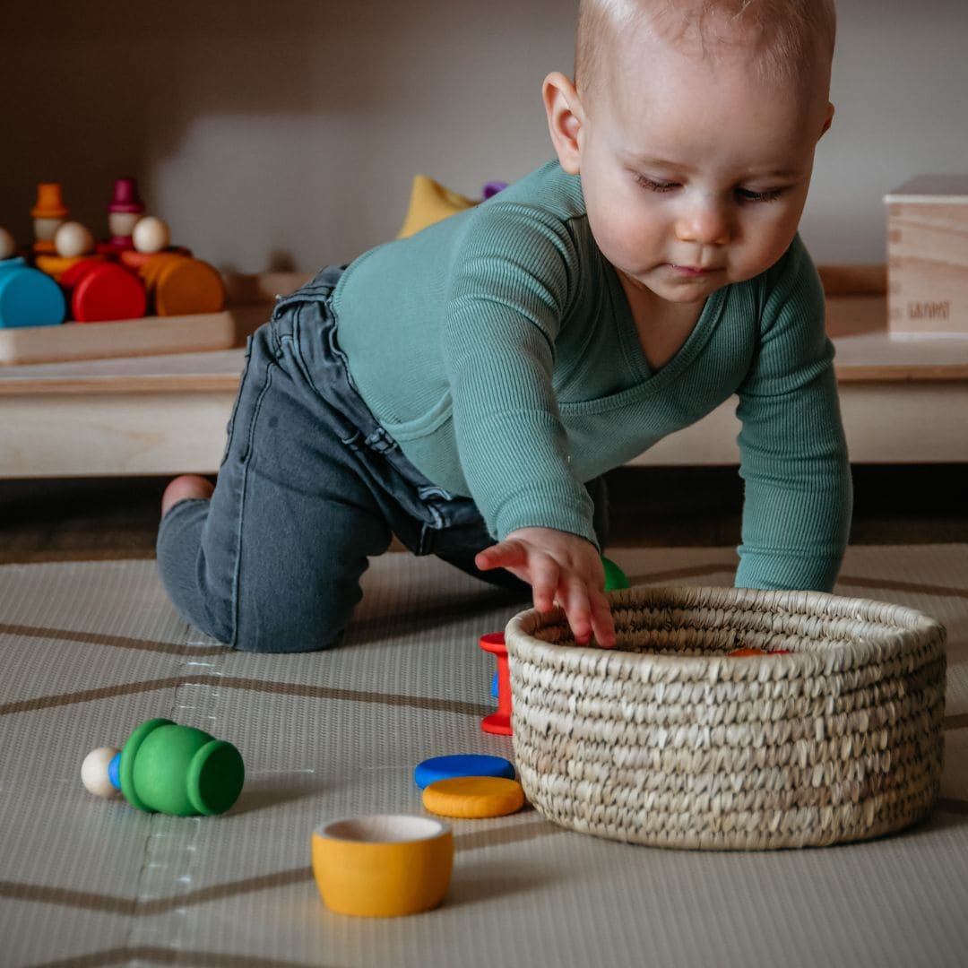 grapat loose parts treasure basket dreumes in regenboog kleuren