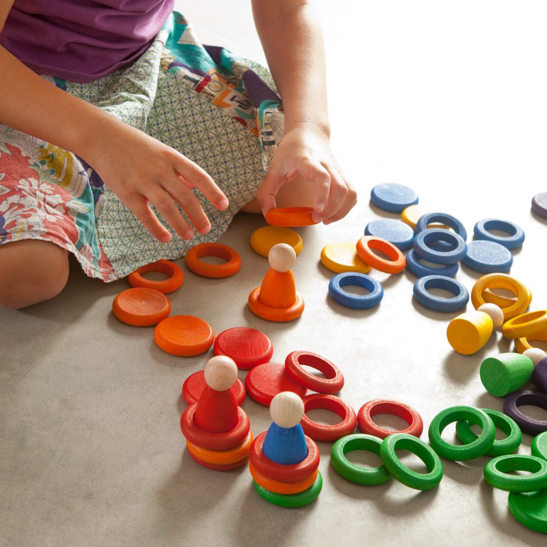 Grapat houten speelgoed set met Nins, ringen en munten in regenboogkleuren