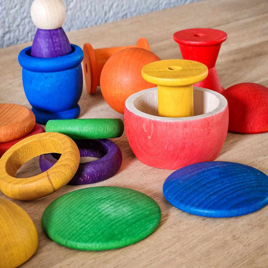 grapat loose parts treasure basket dreumes in regenboog kleuren