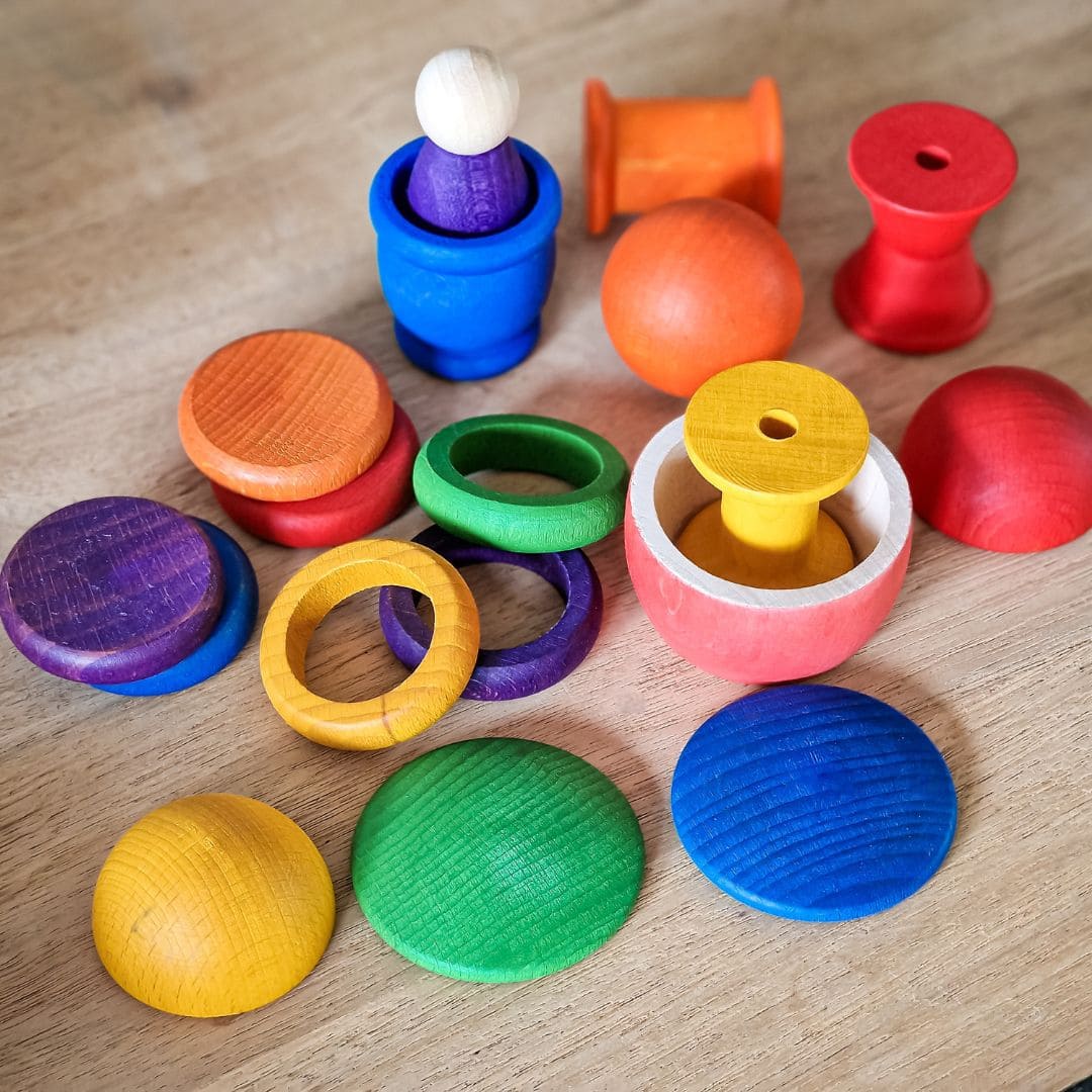 grapat loose parts treasure basket dreumes in regenboog kleuren