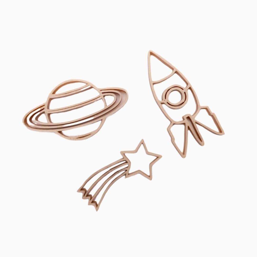 Grennn kinetisch zand vormpjes ruimte met planeet, raket en vallende ster