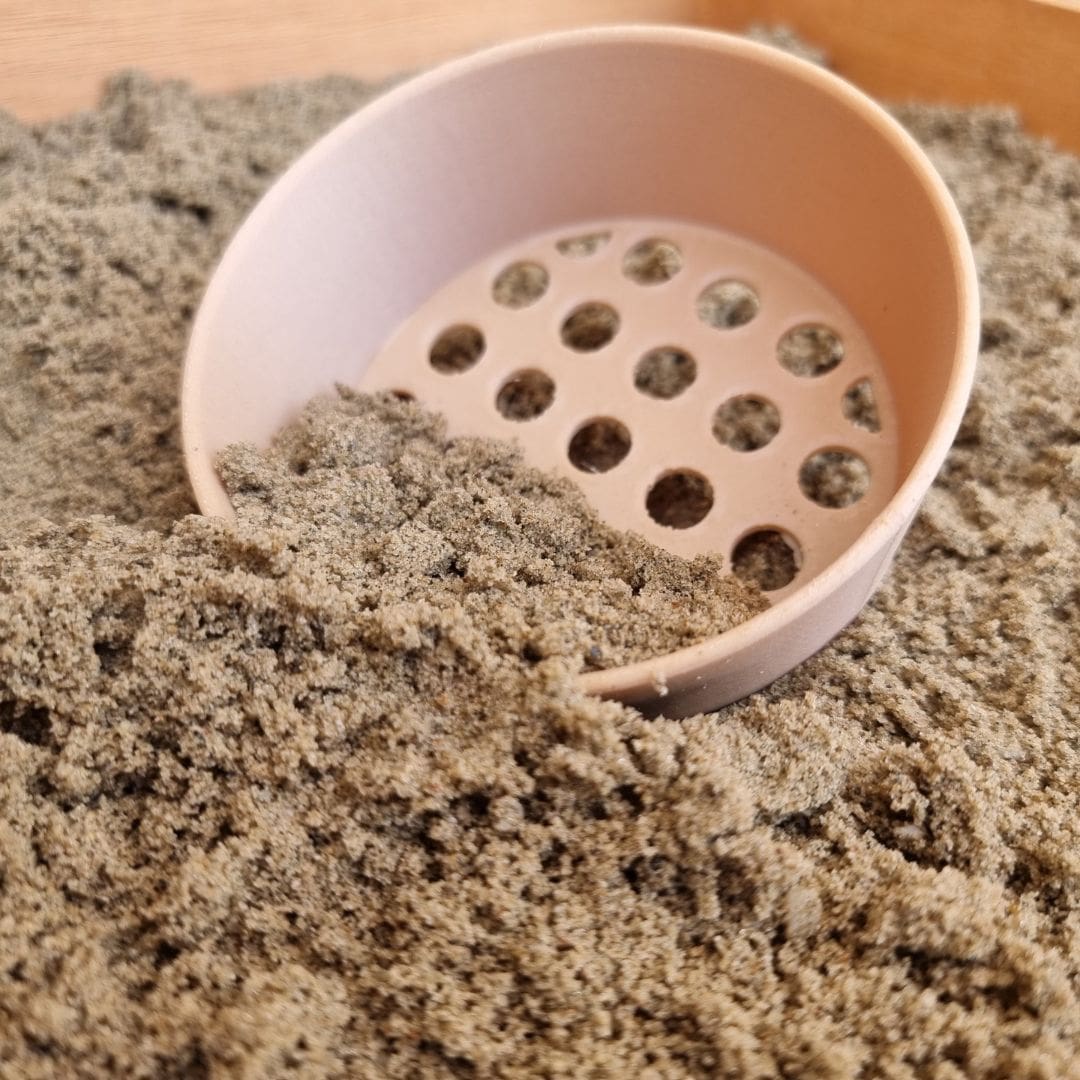 Grenn zeef voor in de speelbak met magnetisch zand en speelrijst