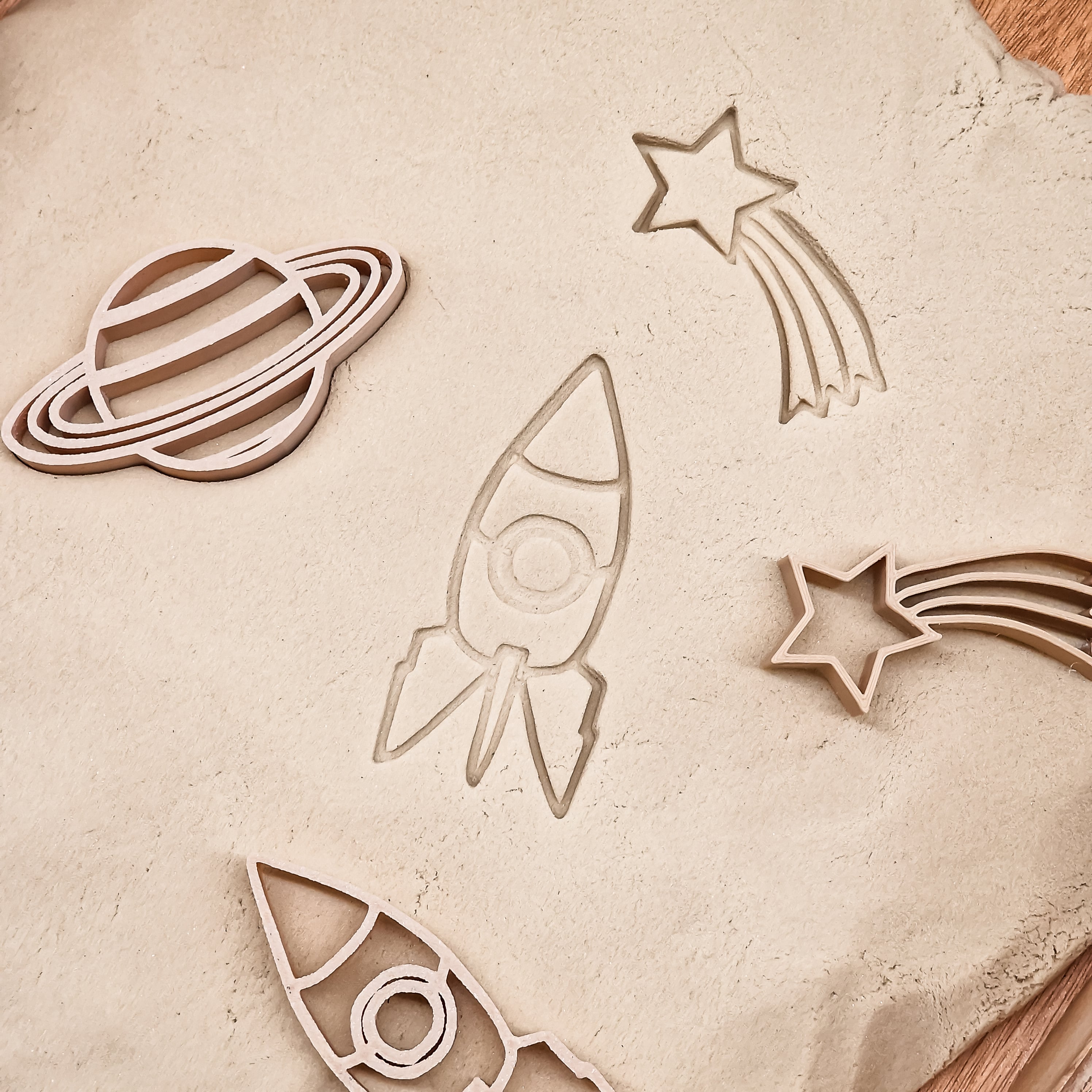 Grennn kinetisch zand vormpjes ruimte met planeet, raket en vallende ster