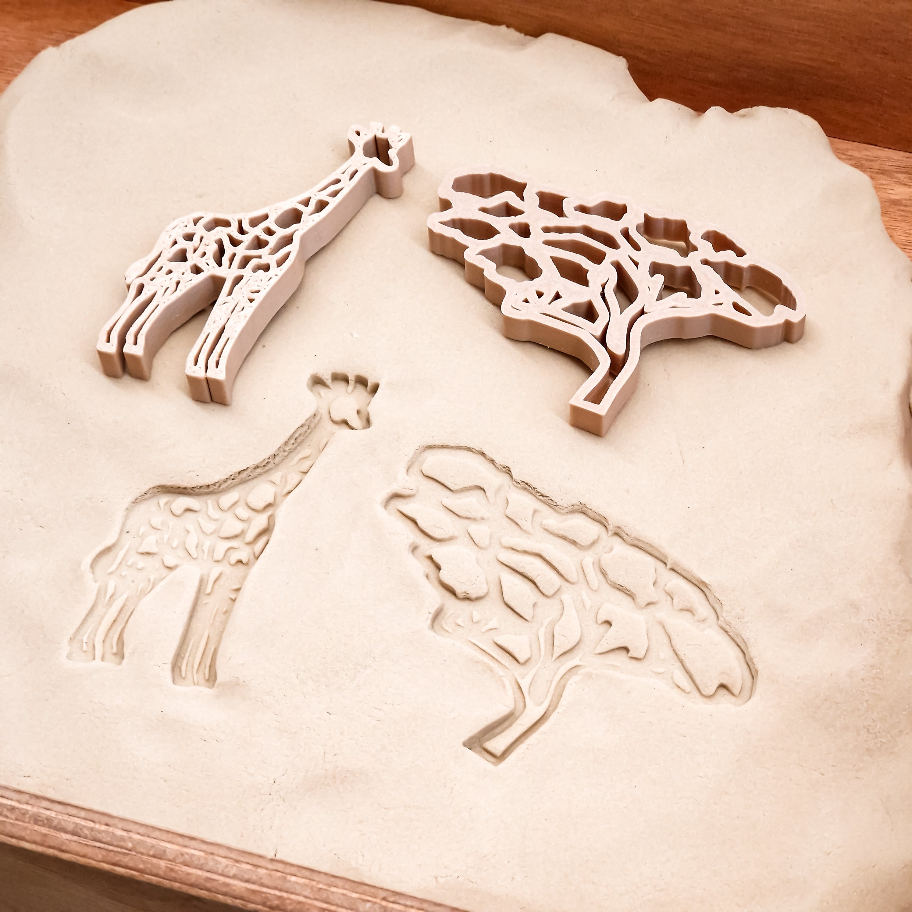 Grennn kinetisch zand vormpjes safari met boom en giraf