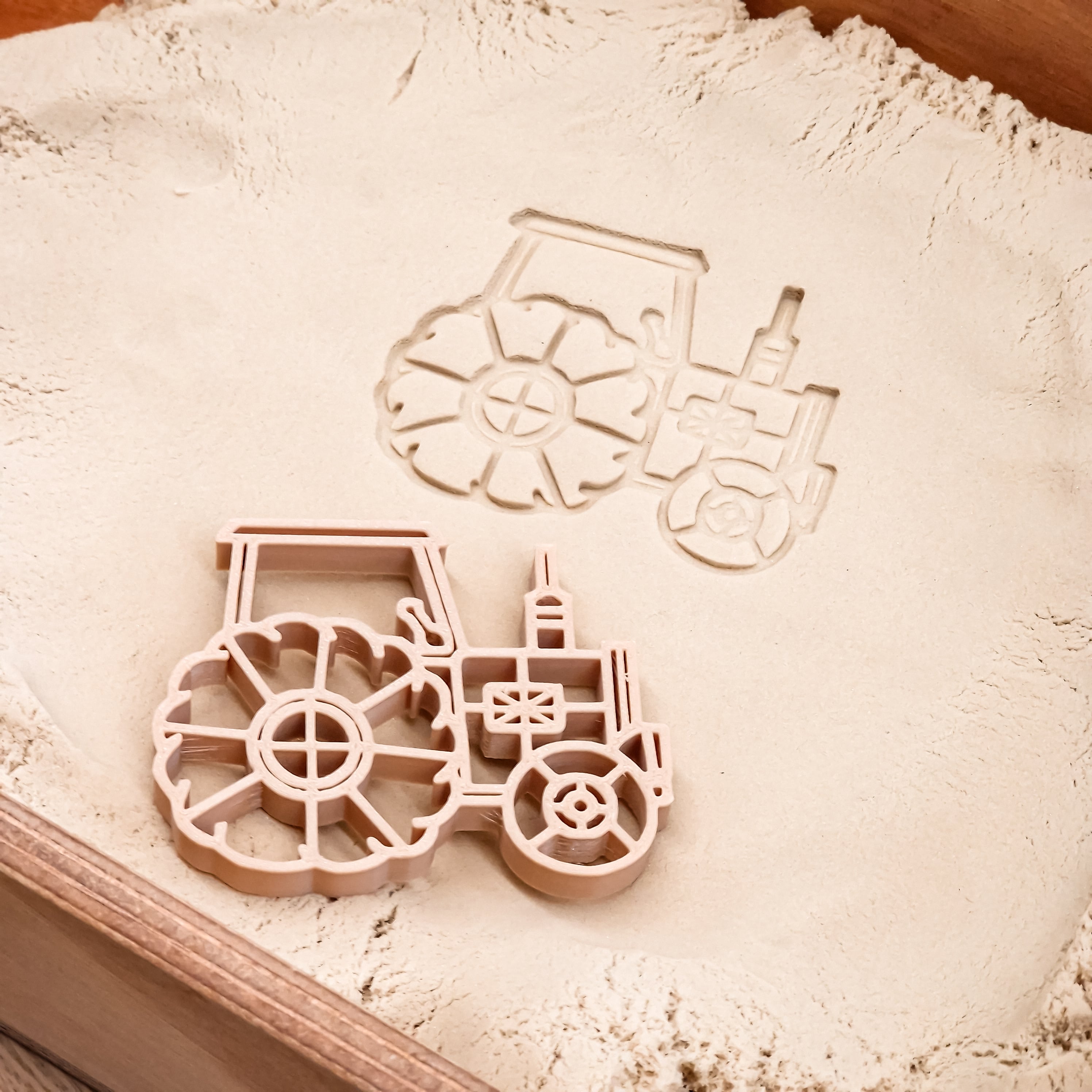 Grennn kinetisch zand vormpje tractor