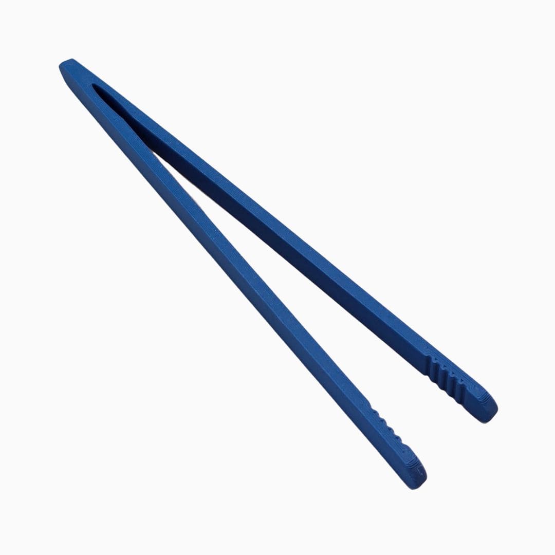 Grennn pincet voor speelrijst en kinetisch zand in de kleur regenboog blauw
