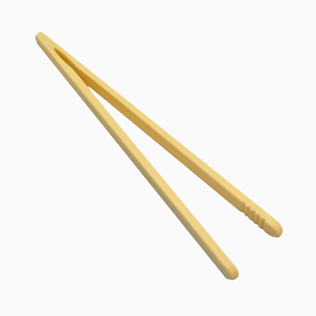 Grennn pincet voor kinetisch zand en speelrijst in de kleur licht geel