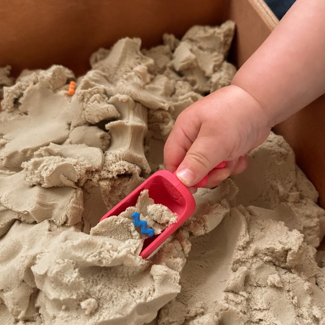 Grennn speelschep klein waves in de kleur licht rood
