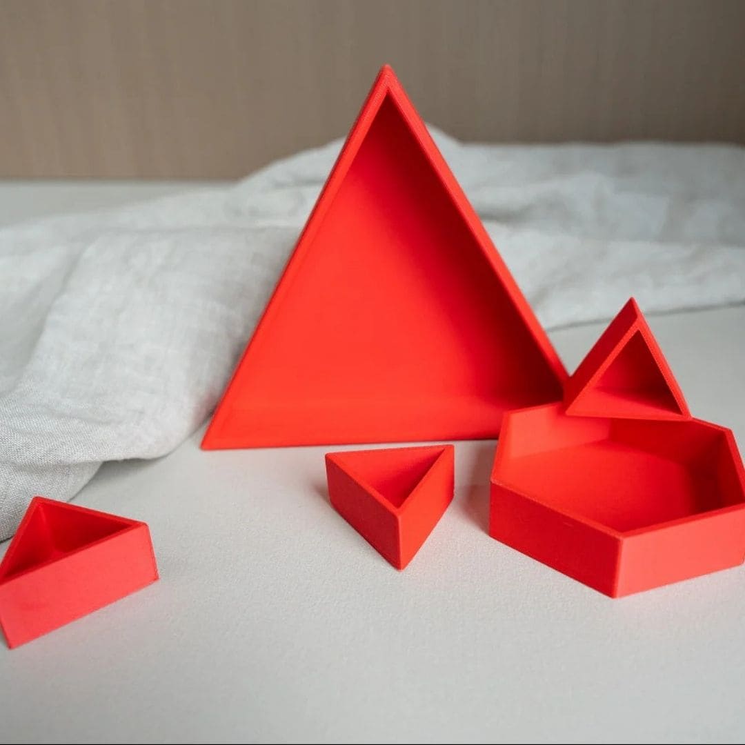 Grennn mandigo inlegdriehoek speelbak in de kleur rood