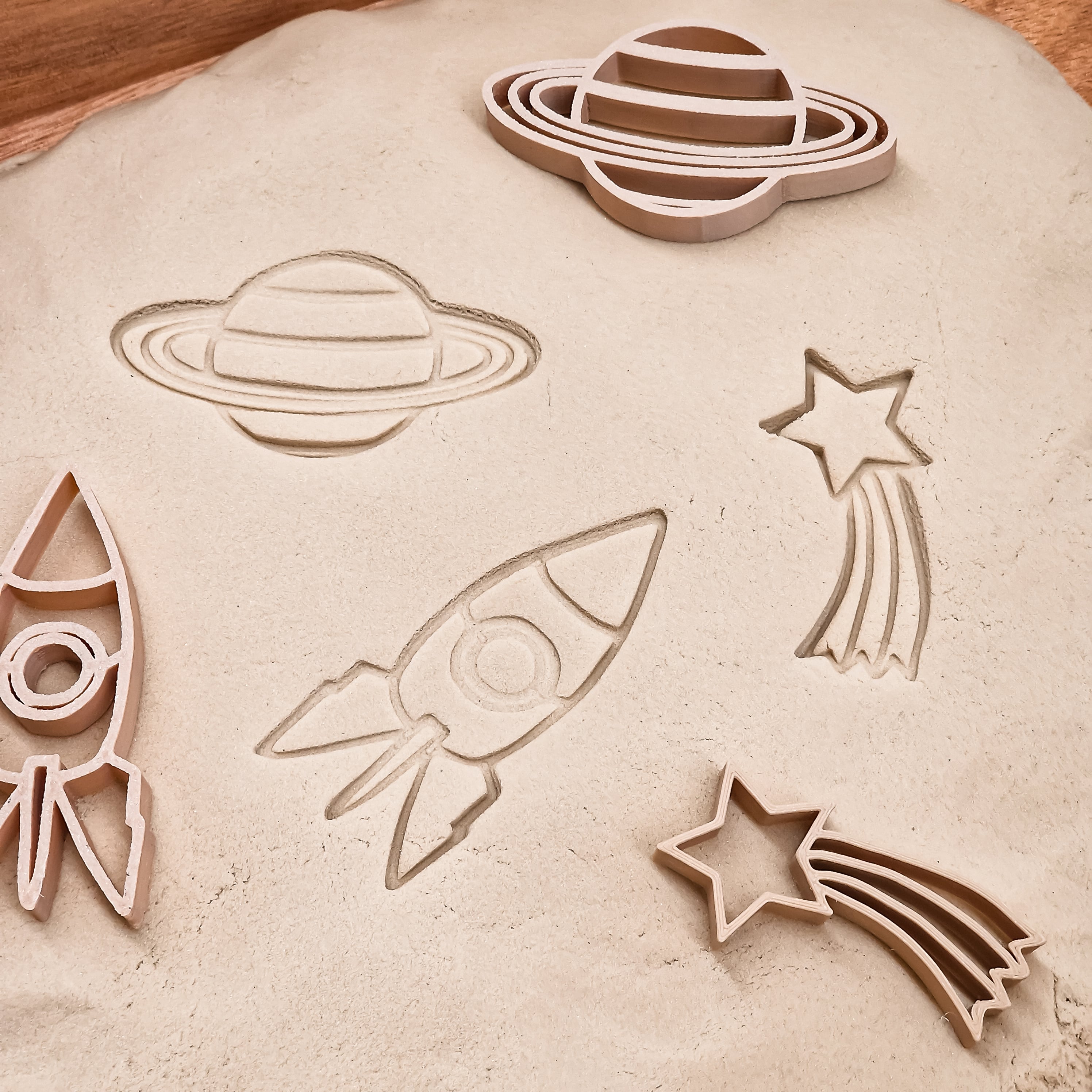 Grennn kinetisch zand vormpjes ruimte met planeet, raket en vallende ster