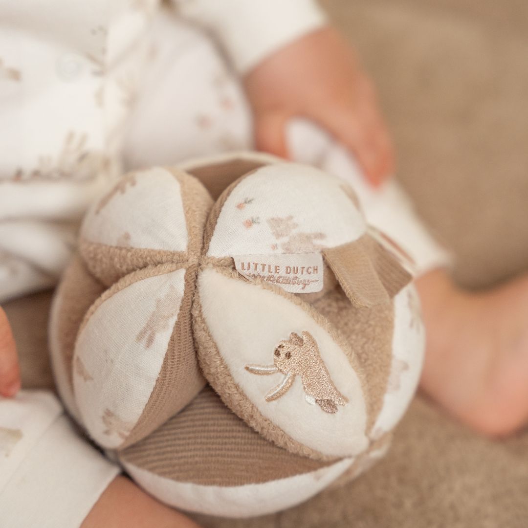 Little Dutch grijpbal beige Newborn Naturals collectie
