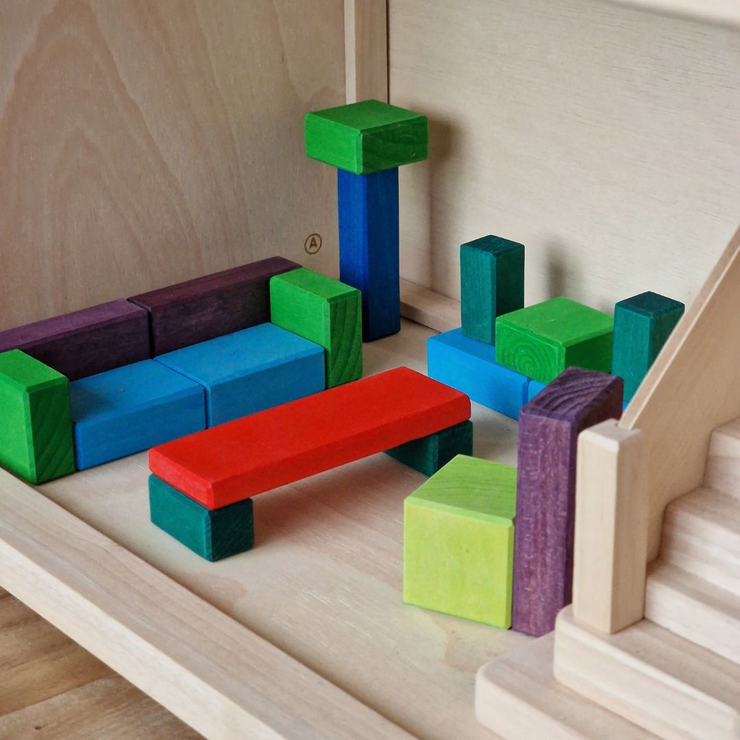 Grimms houten blokken in geometrische vormen en regenboogkleuren