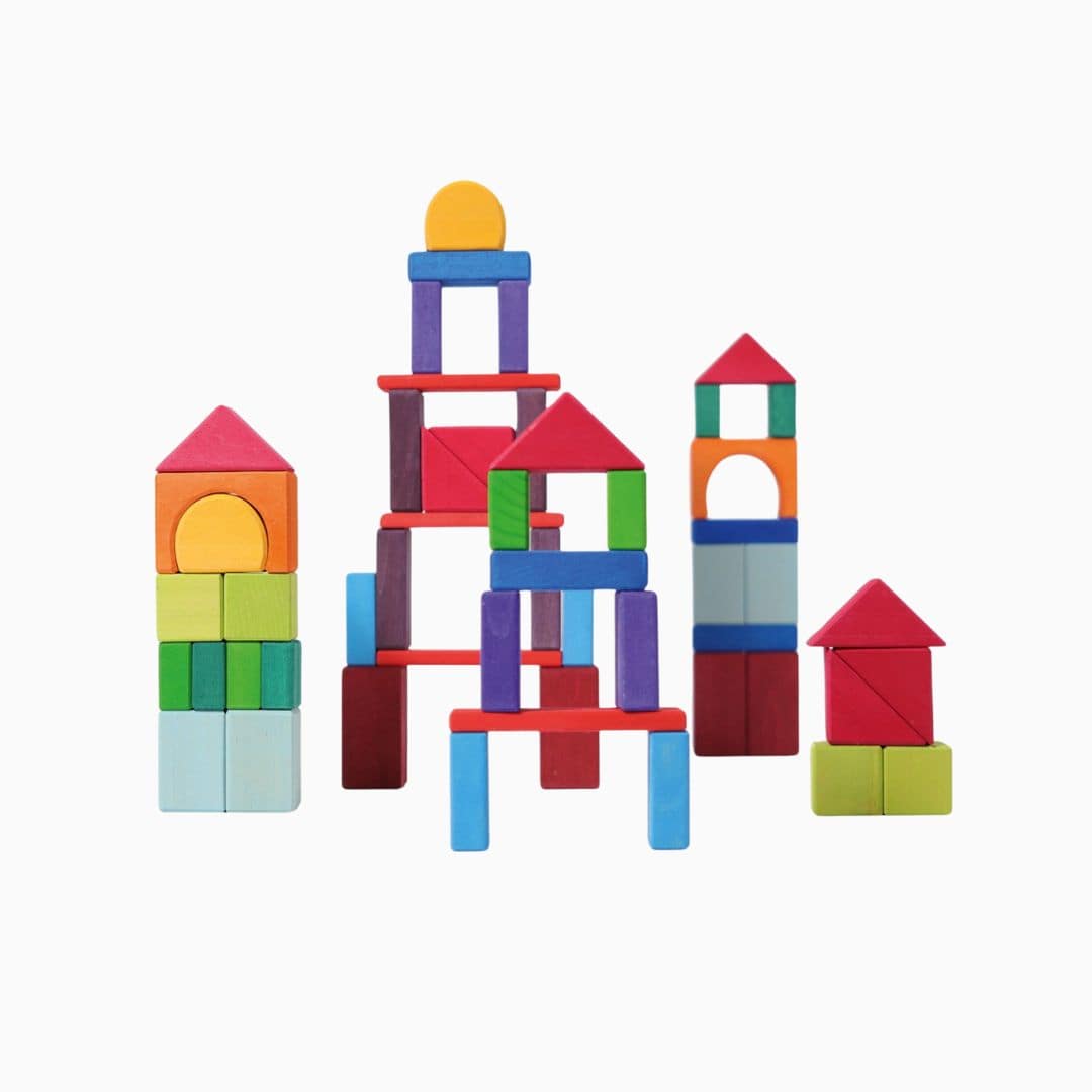 Grimms houten blokken in geometrische vormen en regenboogkleuren