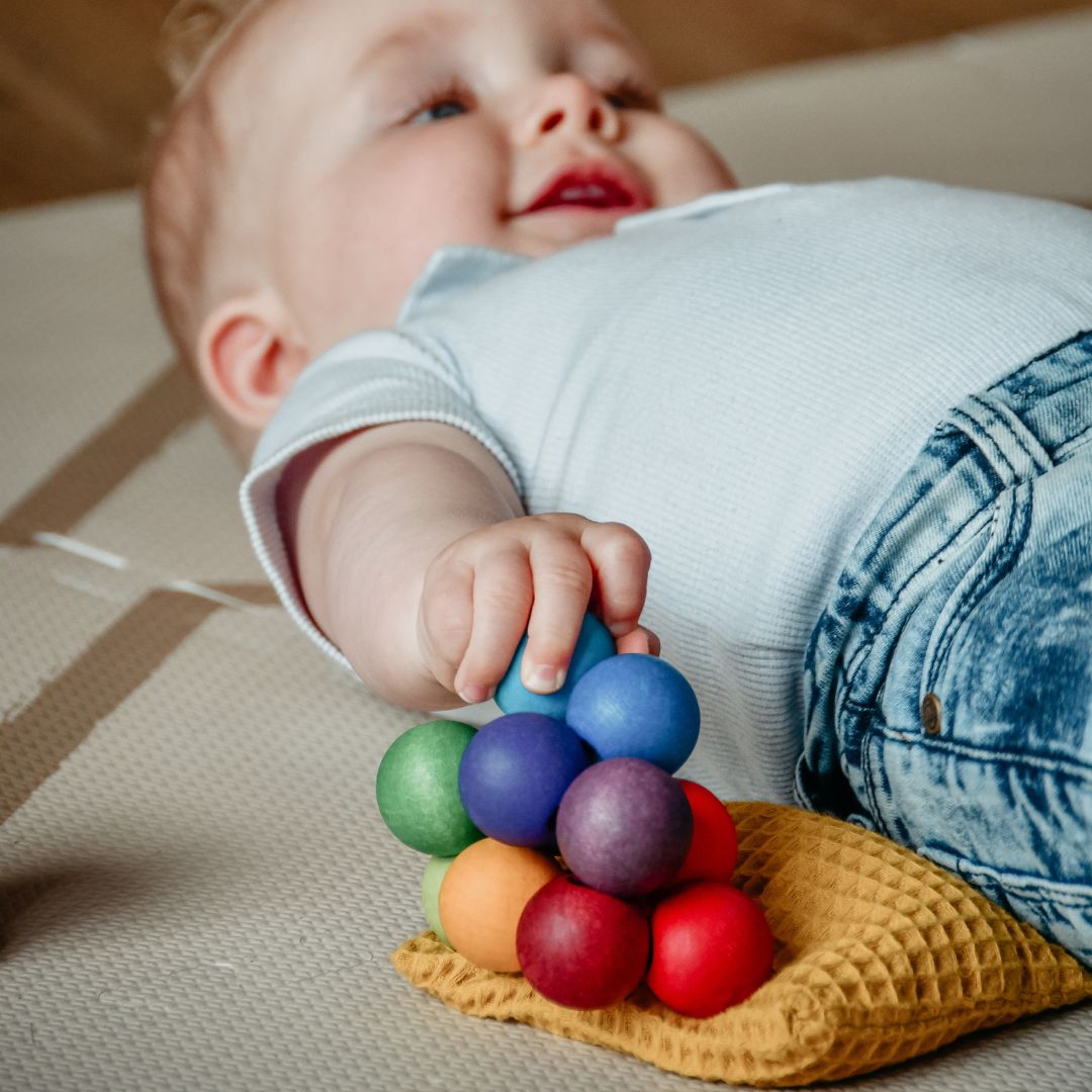 Grimms babyspeelgoed grijpspeeltje kralen regenboog