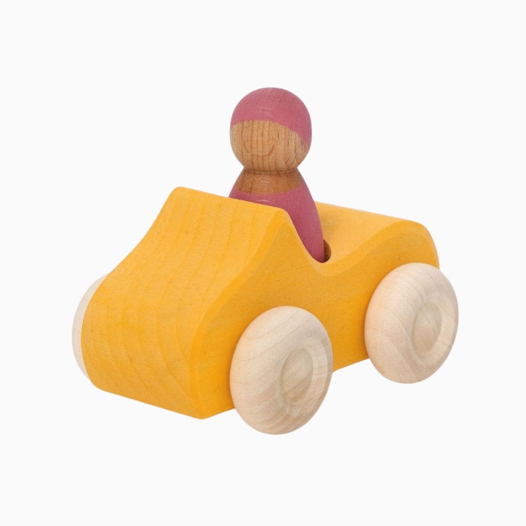 GRIMM's houten speelgoed auto in de kleur geel met houten poppetje