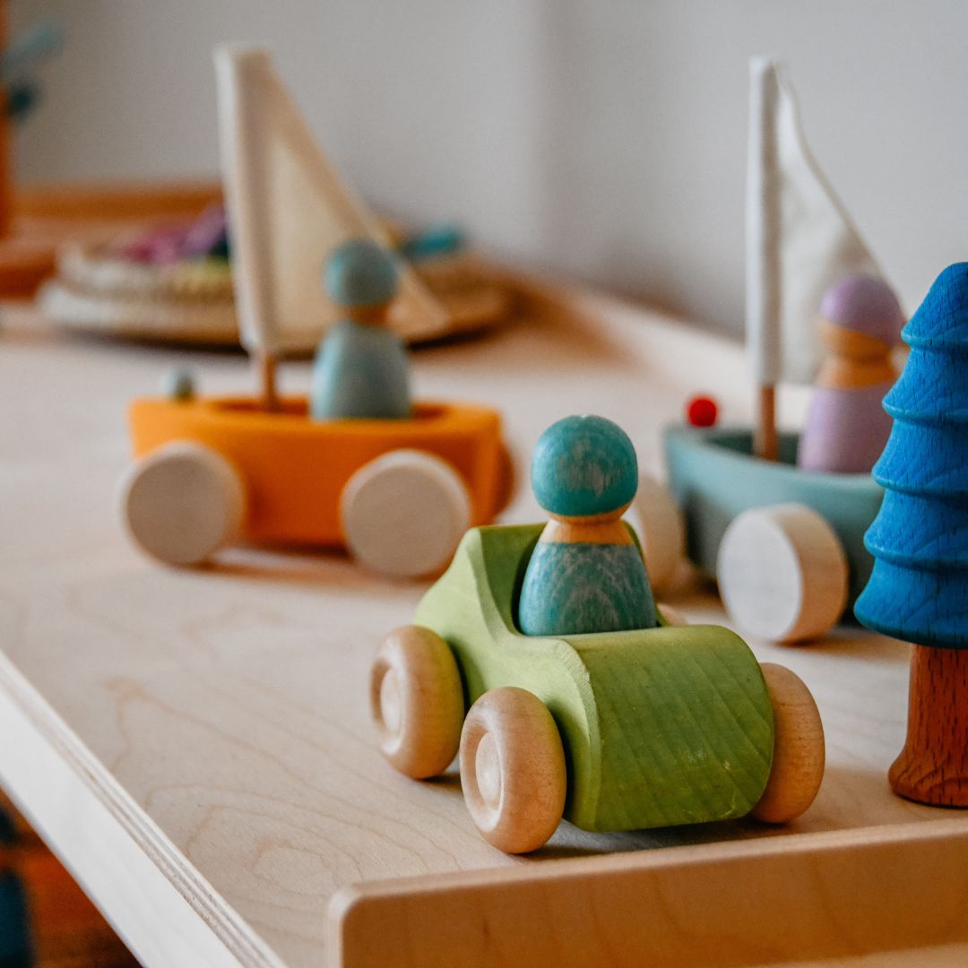 GRIMM's houten speelgoed auto in de kleur groen met houten poppetje