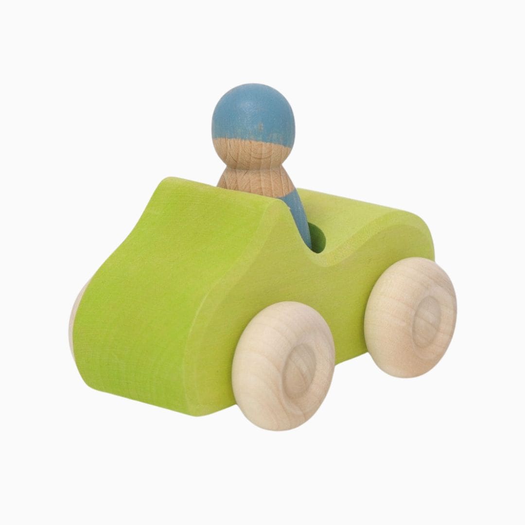 GRIMM's houten speelgoed auto in de kleur groen met houten poppetje
