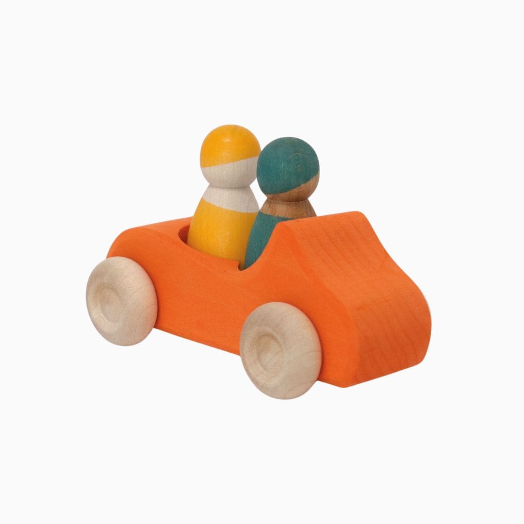 Grimm's houten speelgoed auto in de kleur oranje met twee houten poppetjes