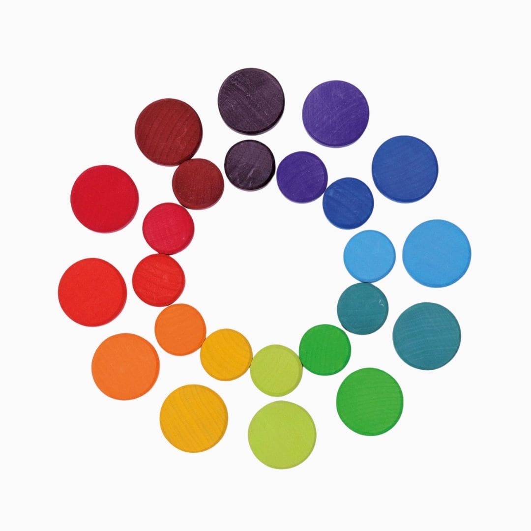 Grimms houten munten in regenboog kleuren om te sorteren