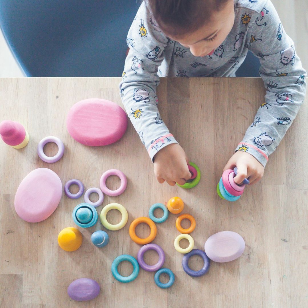 Grimms set van 24 houten ringen in pasteltinten