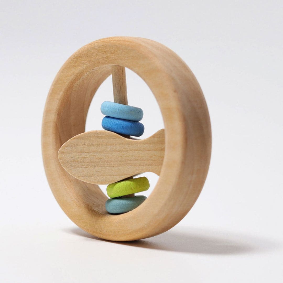 grimm's ronde houten rammelaar met een vis en blauw en groene kralen