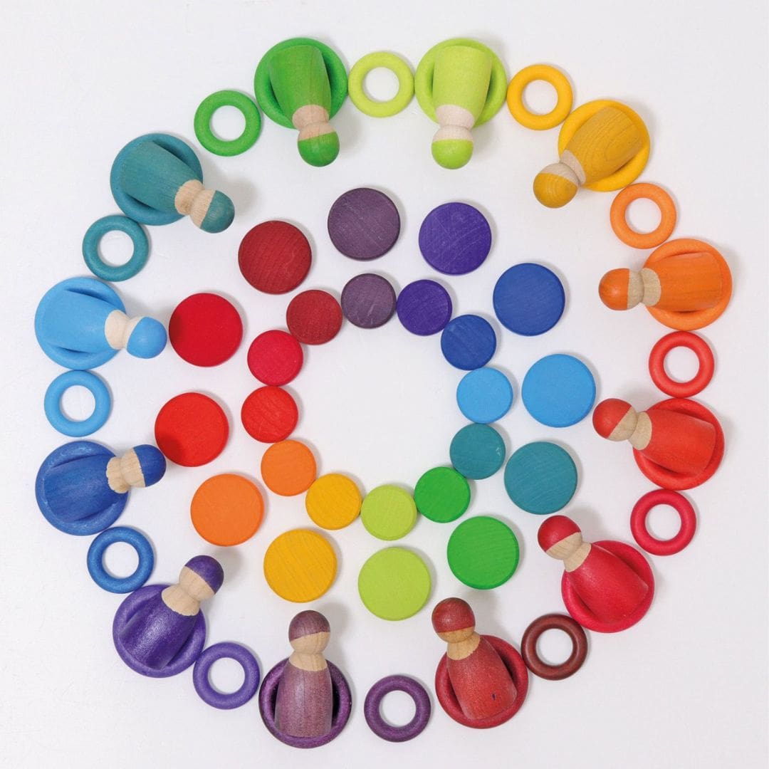 Grimms houten munten in regenboog kleuren om te sorteren