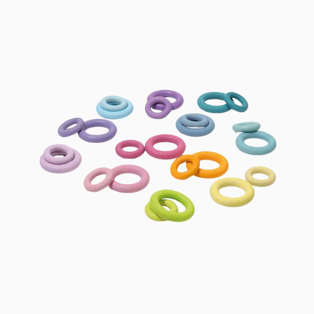 Grimms set van 24 houten ringen in pasteltinten