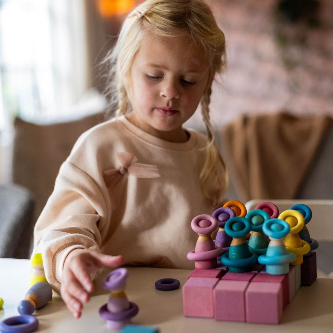 Grimms set van 24 houten ringen in pasteltinten