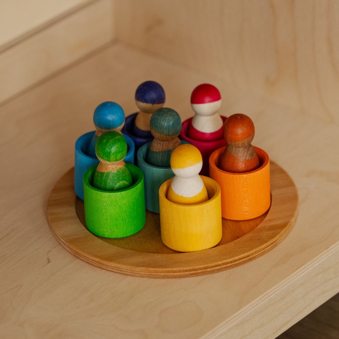 Grimm's sorteerspeelgoed houten poppetjes in bakjes in regenboogkleuren